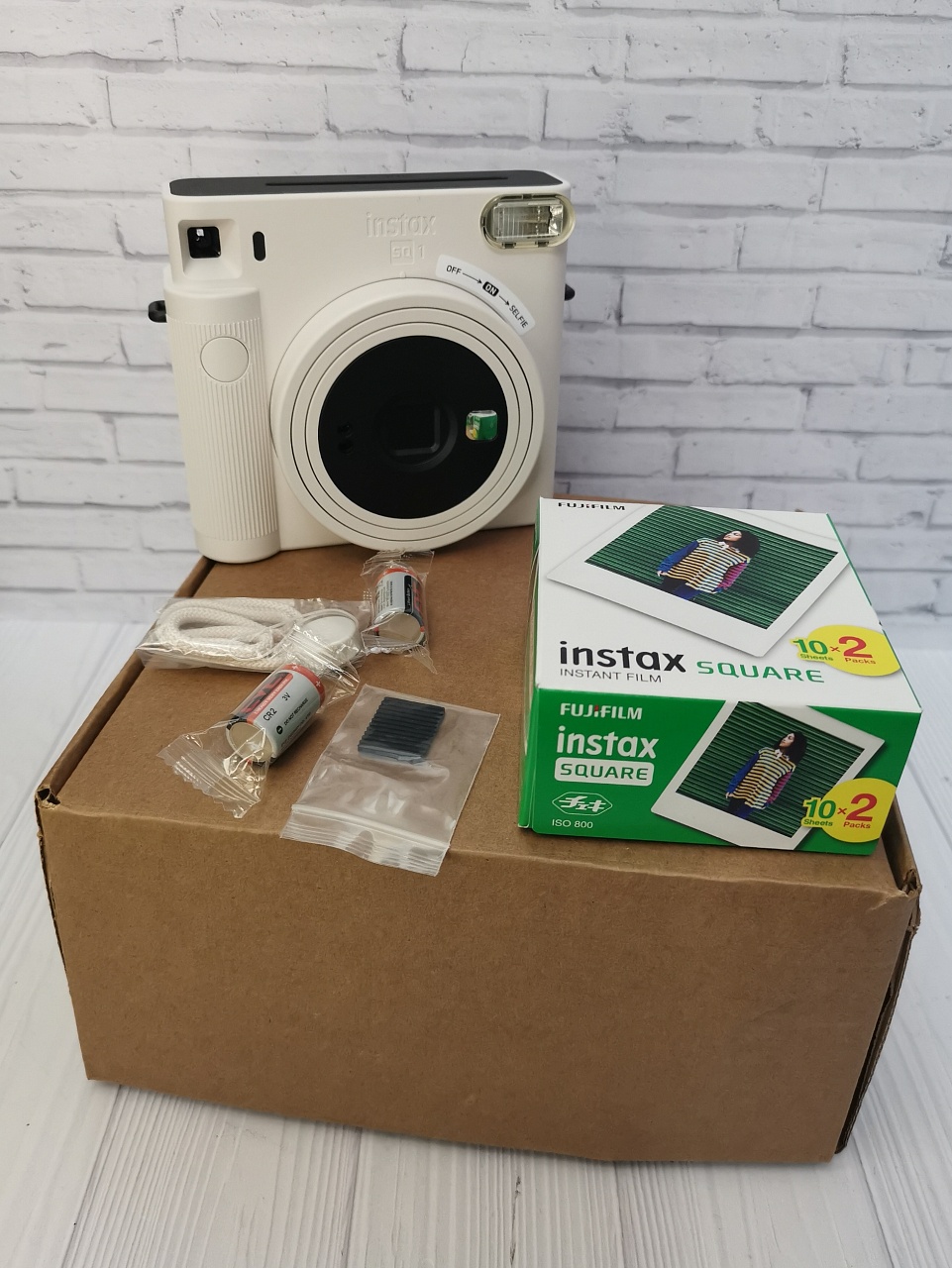Подарочный набор Fujifilm Instax SQ1 Белый мел + 2 кассеты, батарейки, ремешок фото №2